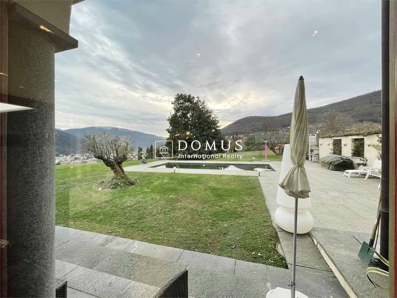Villa dominante vista lago, nel verde (6)