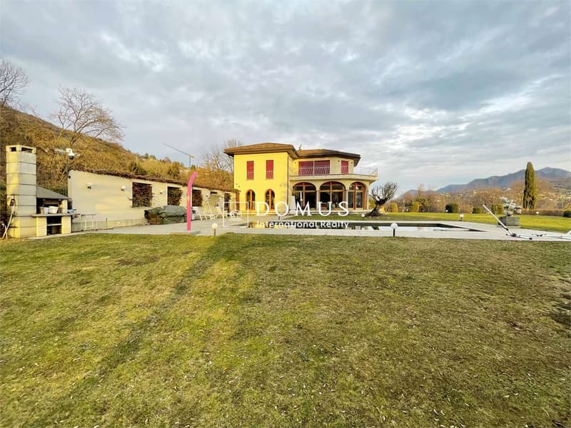 Villa dominante vista lago, nel verde (4)
