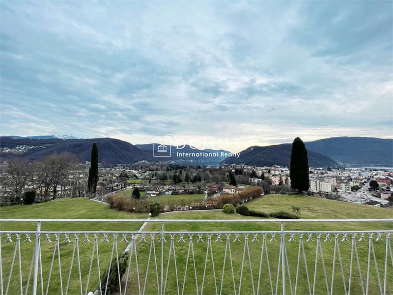 Villa dominante vista lago, nel verde (12)