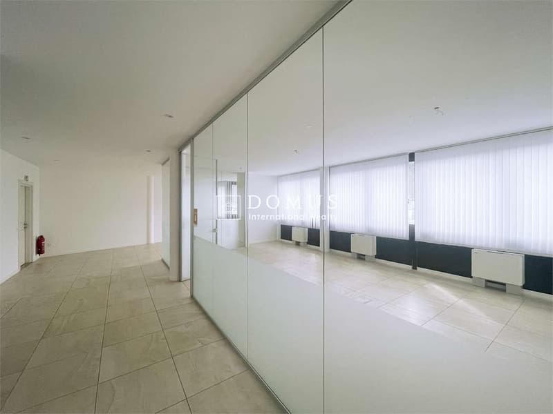 Vaste bureau dans quartier commercial (2)