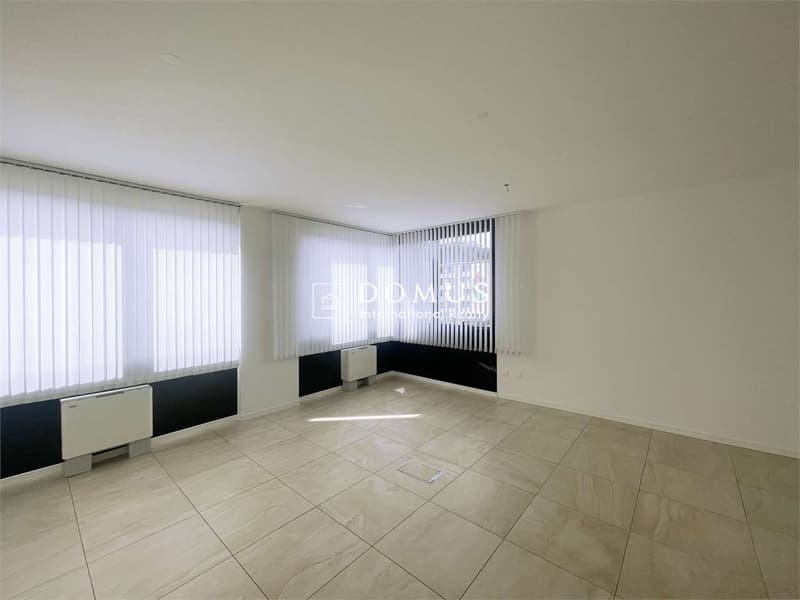 Vaste bureau dans quartier commercial (3)