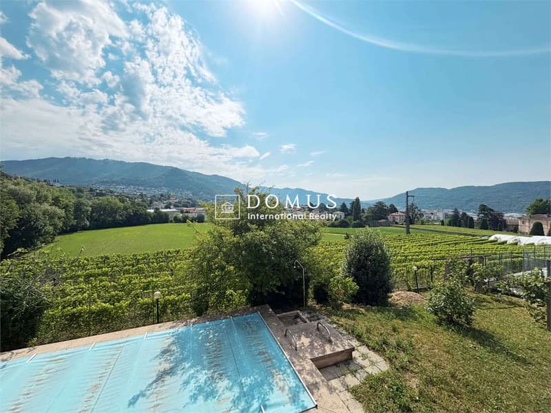 Villa with pool, to be renovated, with great potential (3)
