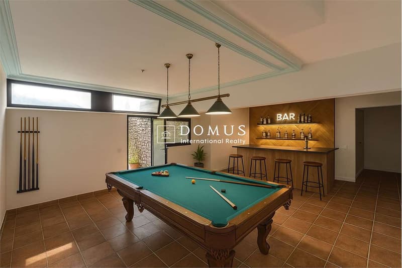 Villa with pool, to be renovated, with great potential (13)