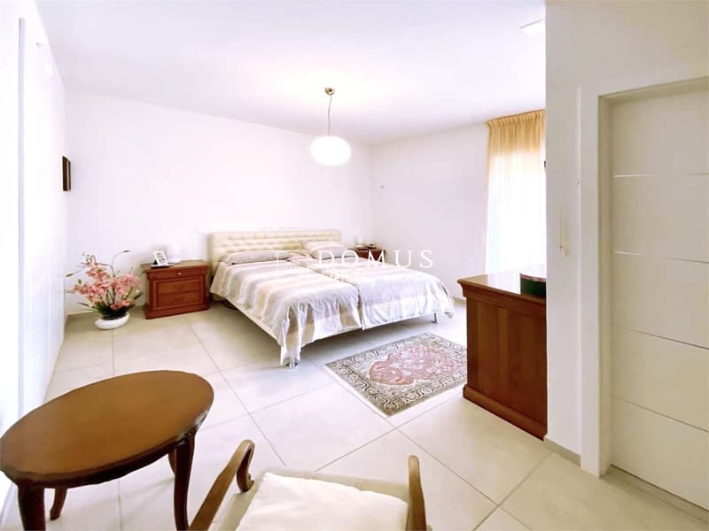 Appartement noble et spacieux avec grande terrasse (10)