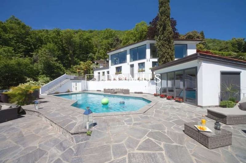 Luxury villa with 6 rooms, lake view, pool, spa and outbuilding (3)