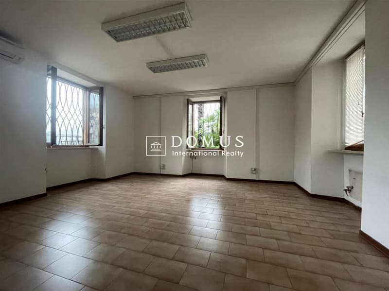 Prestigious lakefront building (7)