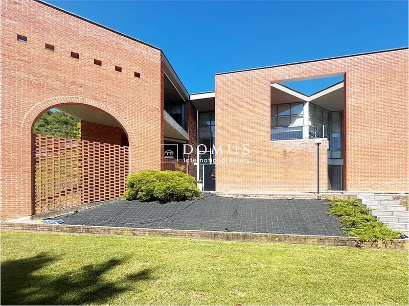 Villa architecturale avec vue panoramique (1)