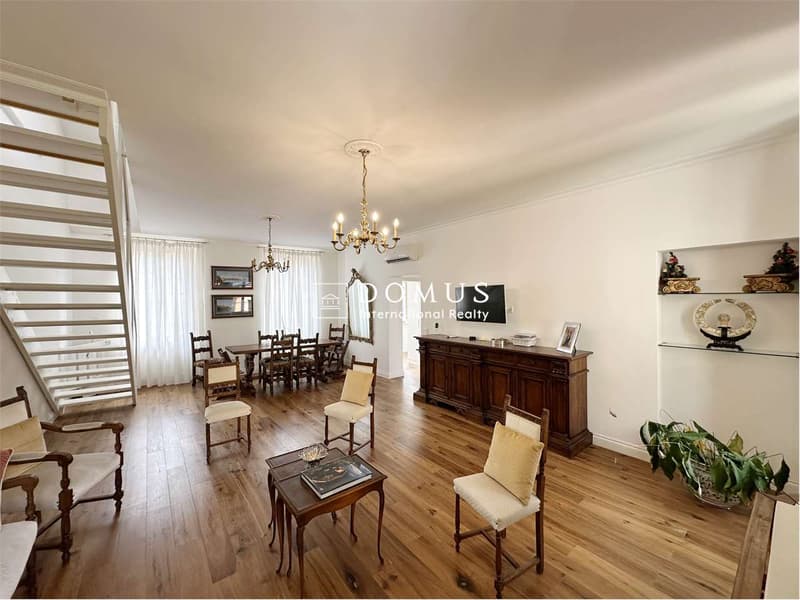 Dachgeschoss-Duplex im pulsierenden Herzen der Stadt (2)