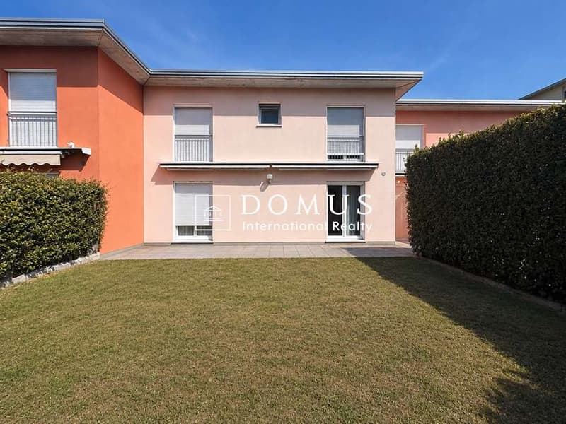 Casa a schiera con giardino privato e due posti auto (1)