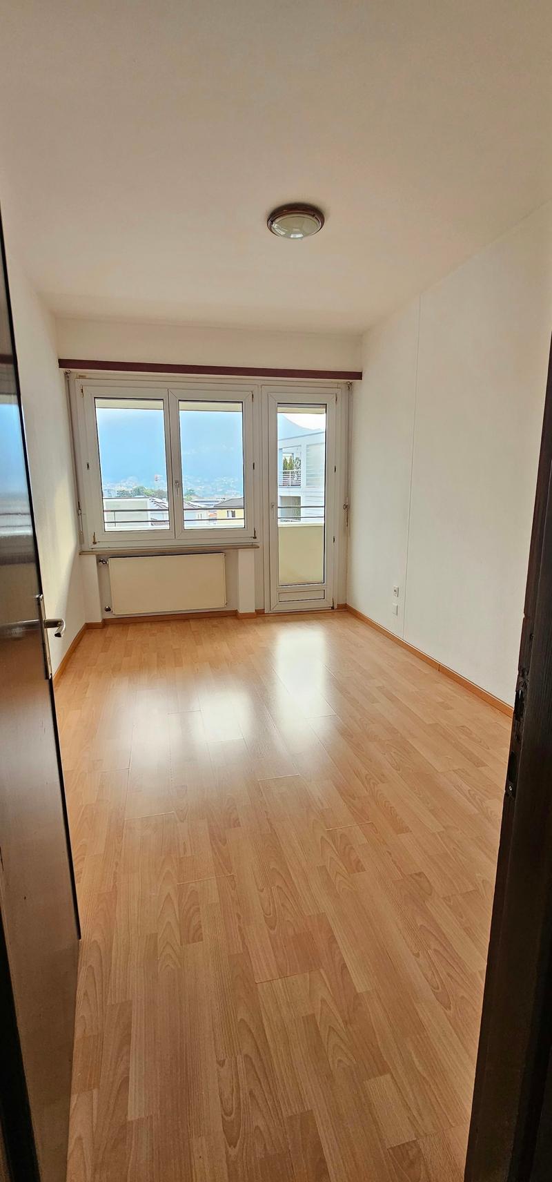 Luminoso appartamento di 3.5 locali con balcone a Lugano (10)