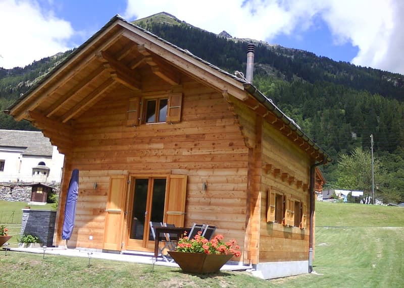 Chalet de bois fascinant avec vue sur les montagnes à Campo (Vallemaggia) (1)