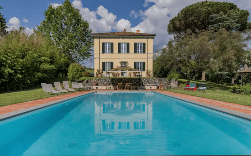 TOSKANA – Historische Villa in Hügelzone, 4 km von Lucca entfernt + 3,3 Hektar Land mit Olivenhain und Weinberg (2)