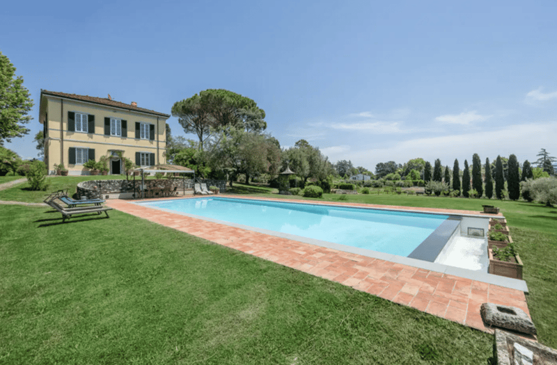 TOSKANA – Historische Villa in Hügelzone, 4 km von Lucca entfernt + 3,3 Hektar Land mit Olivenhain und Weinberg (17)