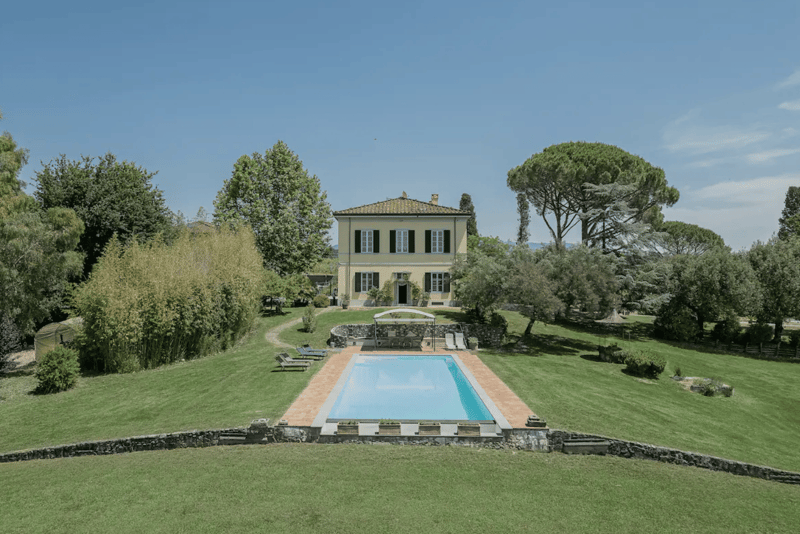TOSKANA – Historische Villa in Hügelland, 4 km von Lucca entfernt + 3,3 Hektar Olivenhain und Weinberg (1)