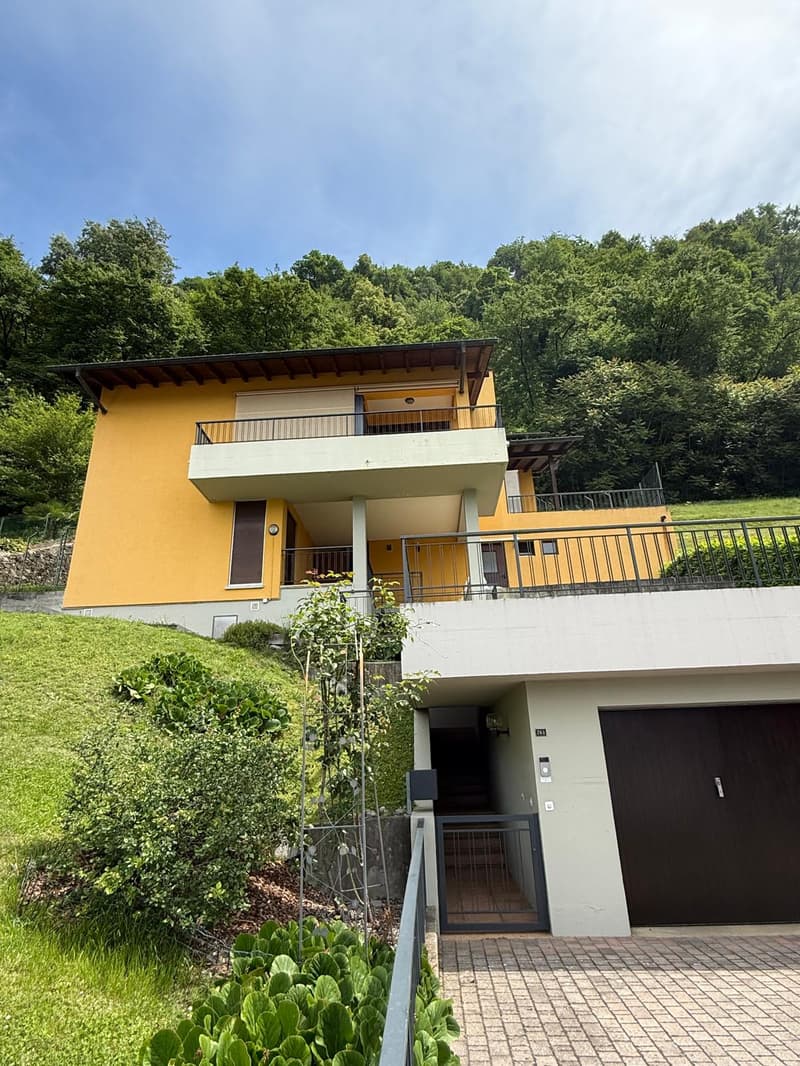MENDRISIO: Dans un quartier calme et résidentiel, nous vendons une grande maison lumineuse avec vue ouverte. (2)