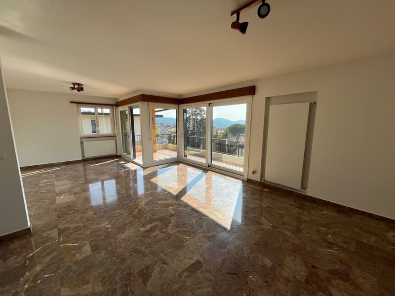 MENDRISIO: Dans un quartier calme et résidentiel, nous vendons une grande maison lumineuse avec vue ouverte. (7)