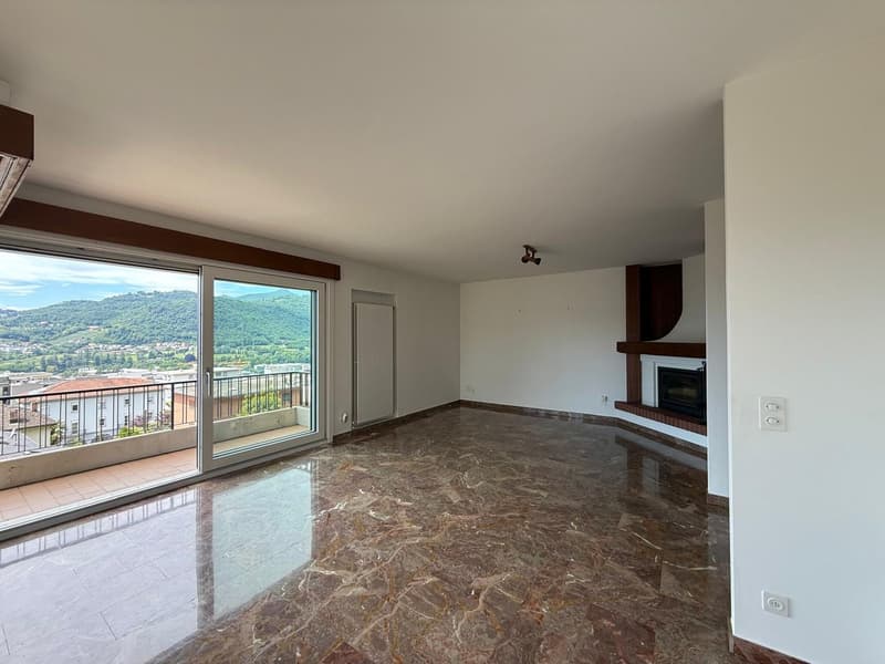 MENDRISIO: Dans un quartier calme et résidentiel, nous vendons une grande maison lumineuse avec vue ouverte. (9)