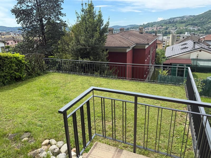 MENDRISIO: Dans un quartier calme et résidentiel, nous vendons une grande maison lumineuse avec vue ouverte. (4)