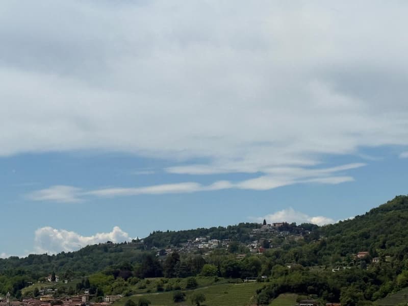 MENDRISIO: Dans un quartier calme et résidentiel, nous vendons une grande maison lumineuse avec vue ouverte. (6)