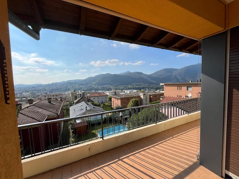MENDRISIO: Dans un quartier calme et résidentiel, nous vendons une grande maison lumineuse avec vue ouverte. (8)