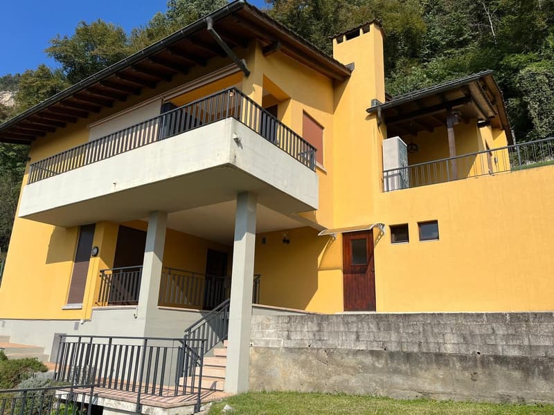 MENDRISIO: Dans un quartier calme et résidentiel, nous vendons une grande maison lumineuse avec vue ouverte. (3)