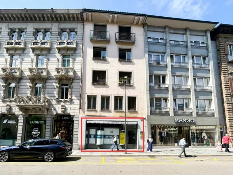 Spazio commerciale con vetrina in centro Lugano (1)