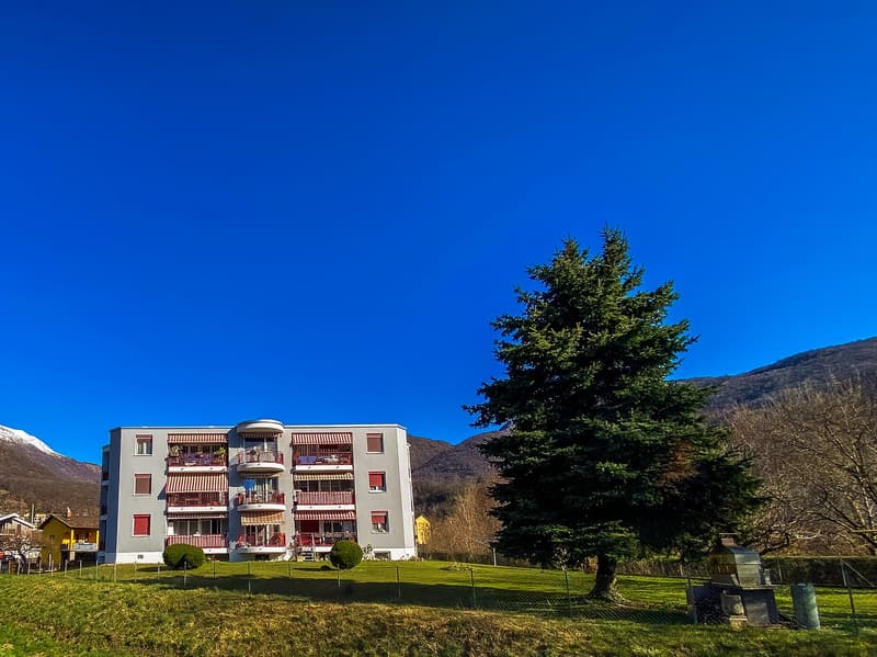 A building with several balconies on the outside
