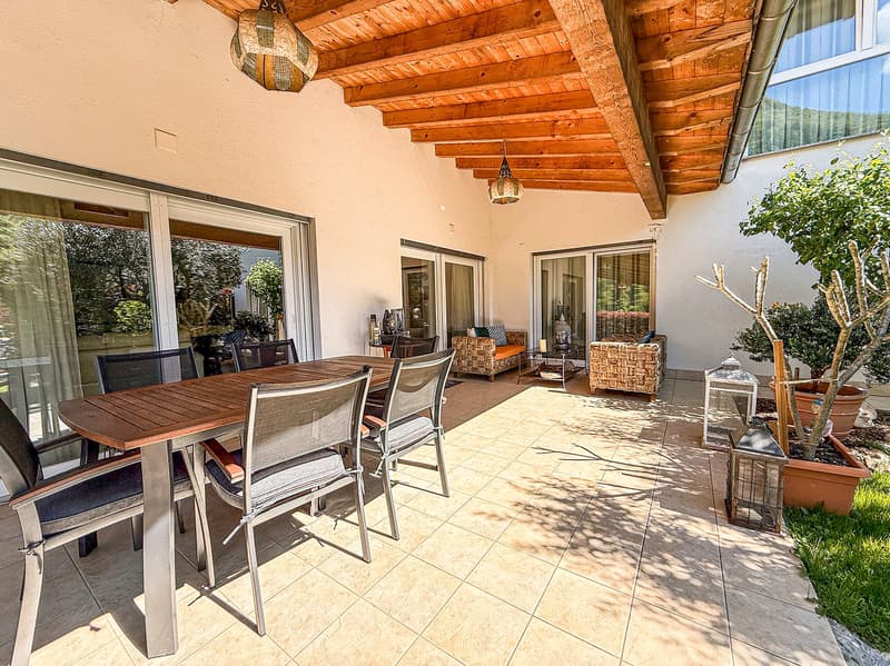 Splendida casa bifamiliare con giardino e parcheggi (10)