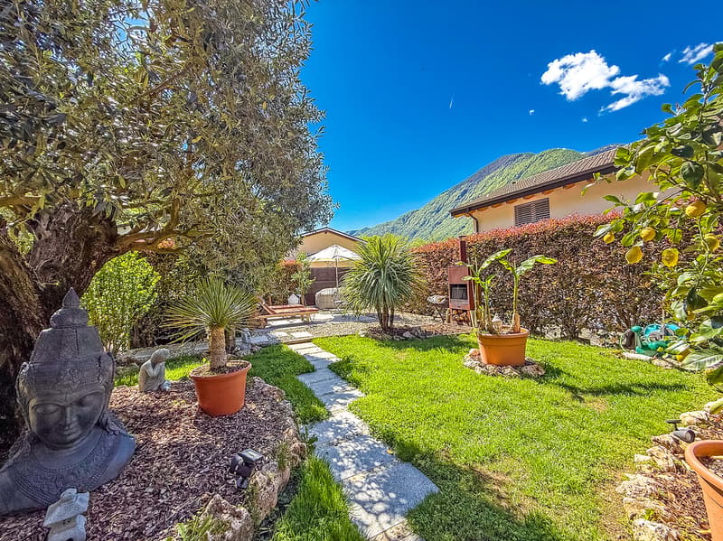 Splendida casa bifamiliare con giardino e parcheggi (26)
