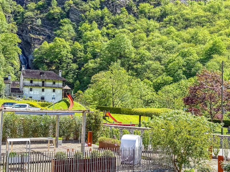 Splendida casa bifamiliare con giardino e parcheggi (24)