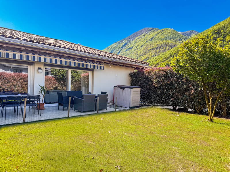 Splendida casa bifamiliare con giardino e parcheggi (45)