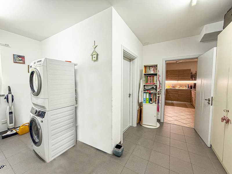 Splendida casa bifamiliare con giardino e parcheggi (29)