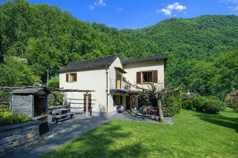 Detached house, two floors, balcony, garden, outdoor seating, fireplace, mountain view