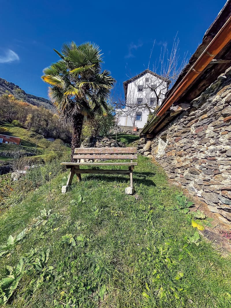 Val di Blenio. Casa tipica ticinese soleggiata, con giardino e garages (23)