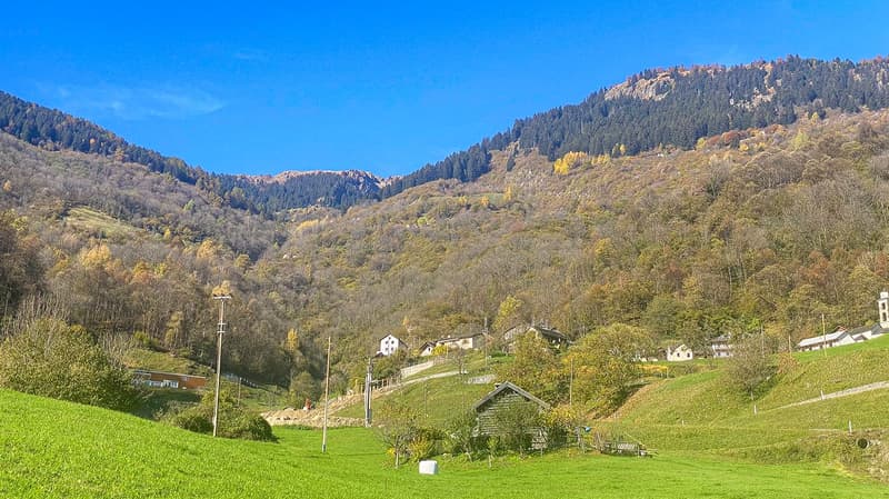 Val di Blenio. Casa tipica ticinese soleggiata, con giardino e garages (24)