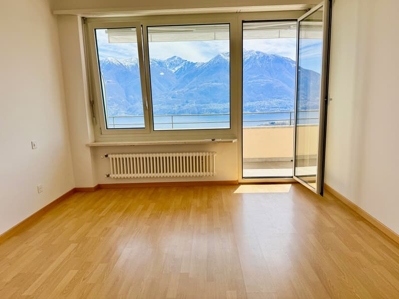 empty room, wooden floor, large windows, balcony, radiator, mountain view