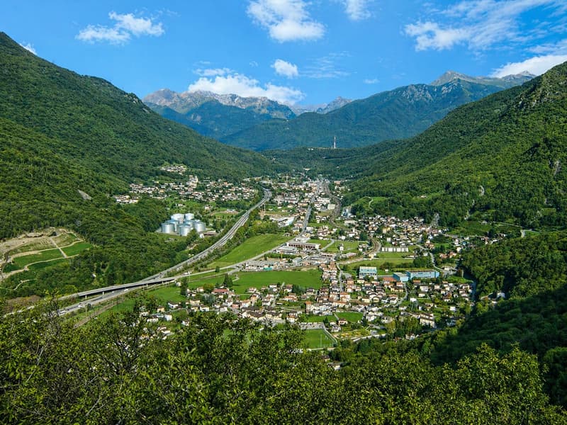 Terrain constructible avec maison en position collinaire (7)