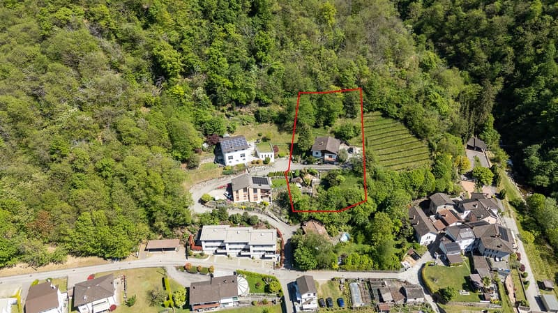 Haus zur Renovierung in Hügelposition auf bebaubarem Grundstück (1)