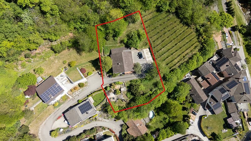 Haus zur Renovierung in Hügelposition auf bebaubarem Grundstück (2)