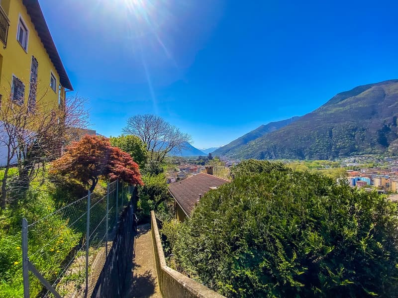 Grande maison unifamiliale avec jardin et vue sur les châteaux de Bellinzona (2)