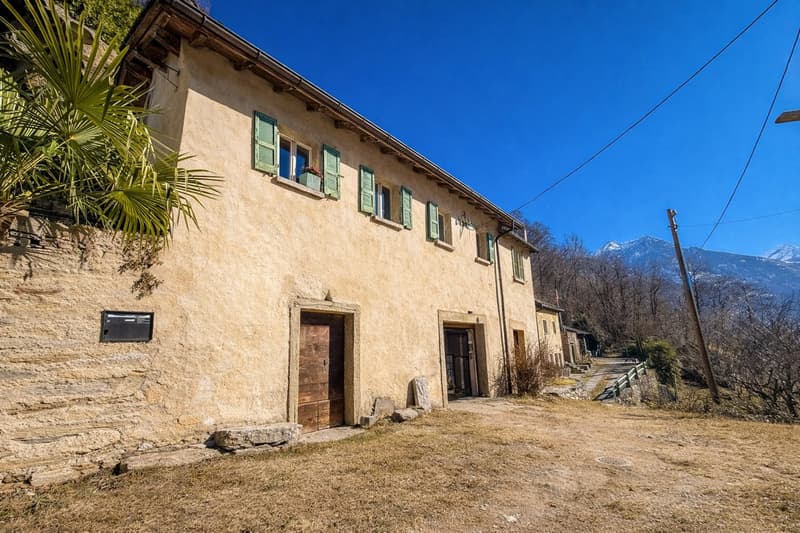 Maison tessinoise typique dans la vallée de Blenio (3)