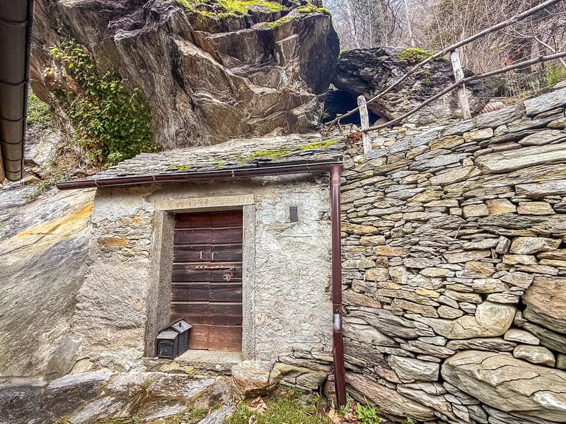 Maison tessinoise typique dans la vallée de Blenio (14)