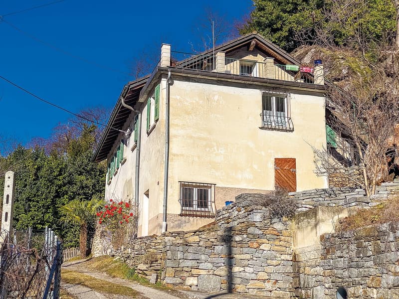 Maison tessinoise typique dans la vallée de Blenio (2)