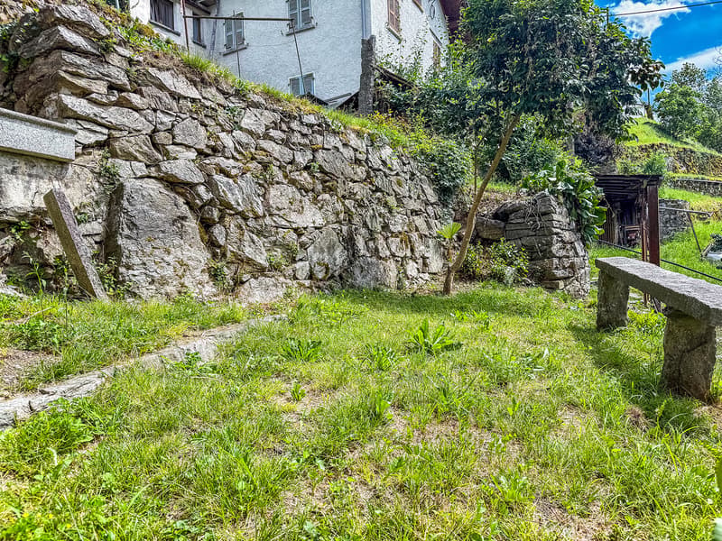 Grande Casa Bifamiliare di 9 locali da rinnovare, con terreno edificabile (18)