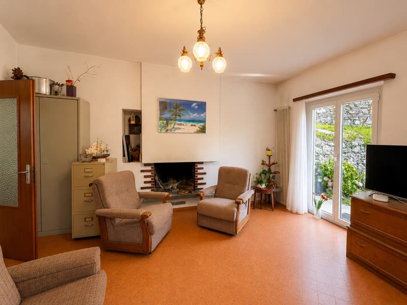 Grande Casa Bifamiliare di 9 locali da rinnovare, con terreno edificabile (9)