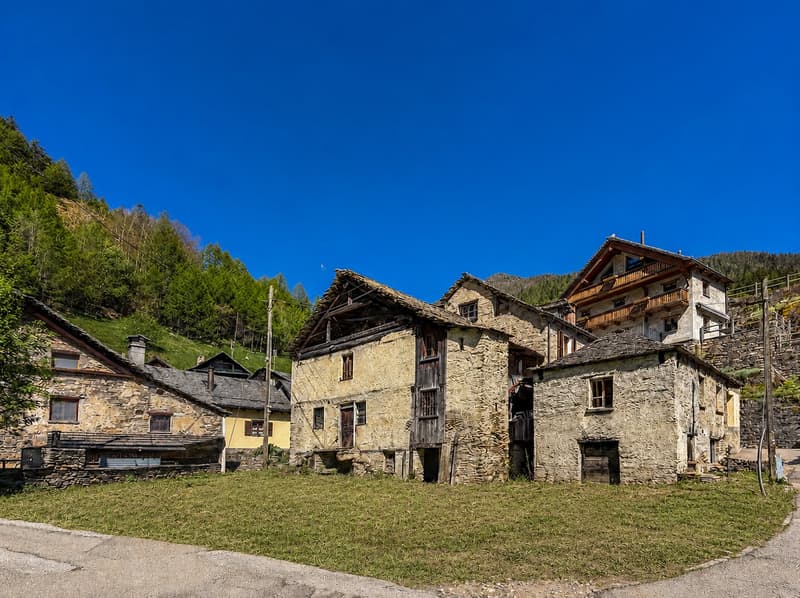 Zweitwonhsitz! Typisches Tessiner Haus mit Rustico zu renovierendes (2)