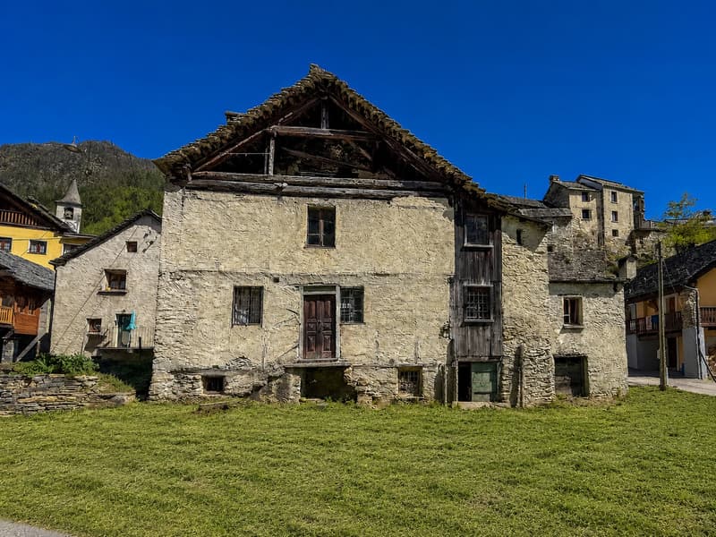 Zweitwonhsitz! Typisches Tessiner Haus mit Rustico zu renovierendes (3)