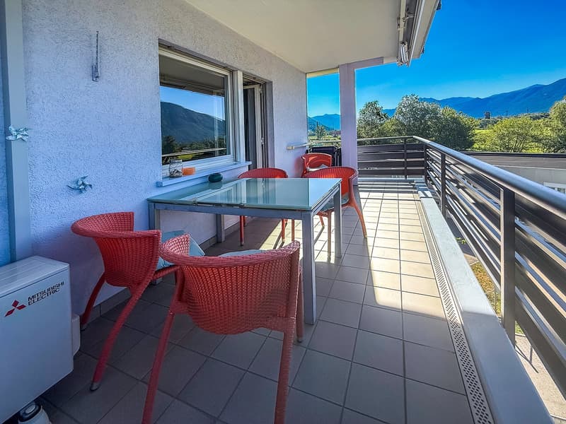 4.5 locali con vista aperta a Tenero - Terrasse und Weitsicht (2)