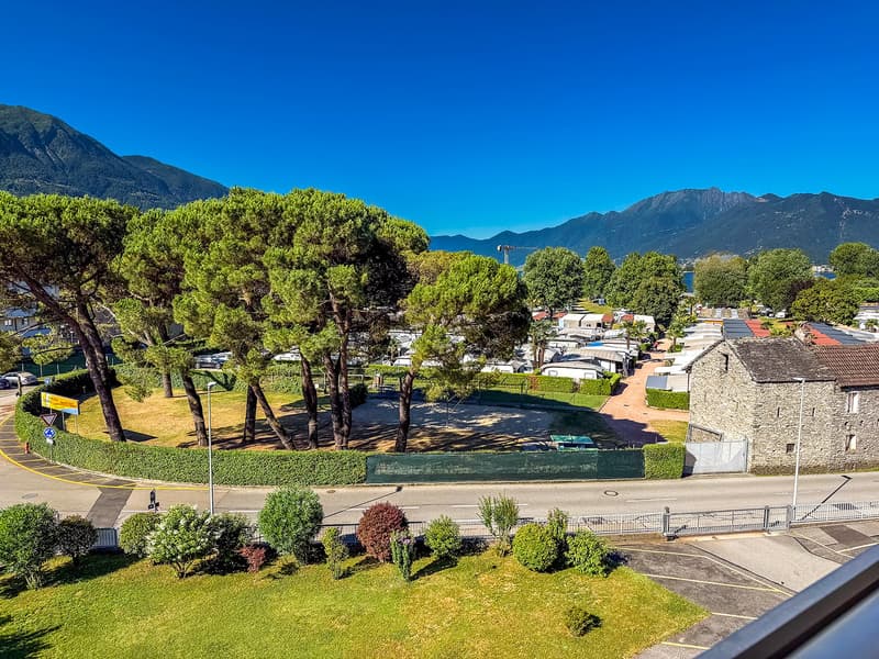 4.5 locali con vista aperta a Tenero - Terrasse und Weitsicht (4)
