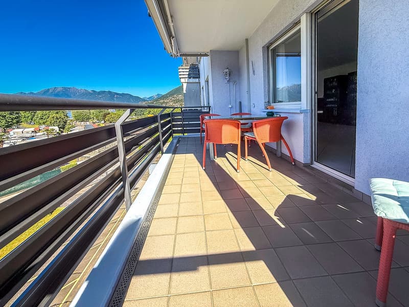 4.5 locali con vista aperta a Tenero - Terrasse und Weitsicht (3)